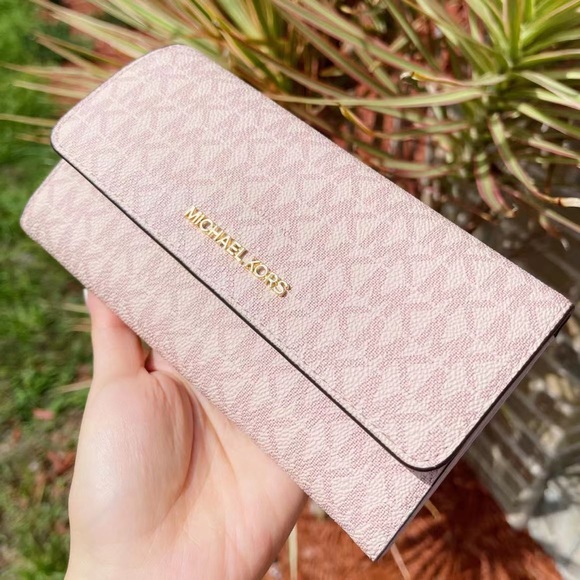 Michael Kors Handbags - GabyBags👜💕-NWT Michael Kors Trifold Wallet